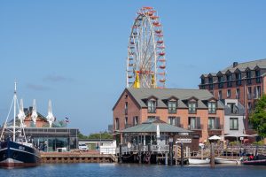 Blick über das Wasser auf ein Riesenrad