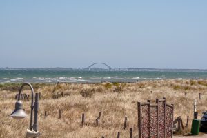 Blick über das Wasser auf die Brücke nach Fehmarn